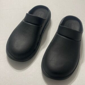 Oofos black used  M-8, W-10. Wear and tear as seen in pictures.